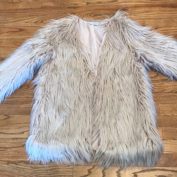 Lioness faux fur statement jacket - Picture 6 of 8